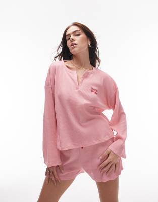 Topshop - Langärmliger Pyjama in Zartrosa mit „Dreams"-Schriftzug und eingekerbtem Ausschnitt