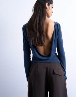 Topshop - Langärmliges Cupro-Oberteil in Marineblau mit Wasserfall-Rückenausschnitt