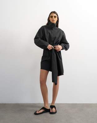 Topshop - Langärmliges Hemdblusenkleid in Anthrazitgrau mit Stehkragen und Wickeldetail