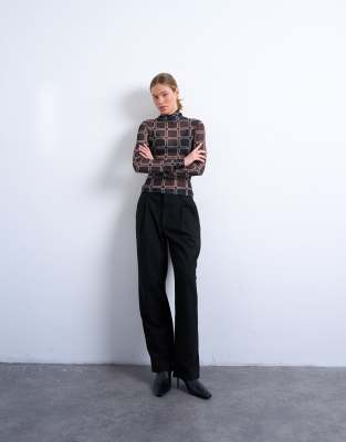 Topshop - Langärmliges, hochgeschlossenes Oberteil aus Netzstoff in Schwarz mit geometrischem Karomuster