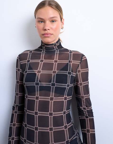 Topshop – Langärmliges, hochgeschlossenes Oberteil aus Netzstoff in Schwarz mit geometrischem Karomuster - view 1