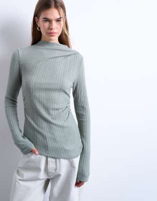 Topshop - Langärmliges, hochgeschlossenes Oberteil in geripptem Beige-Neutral