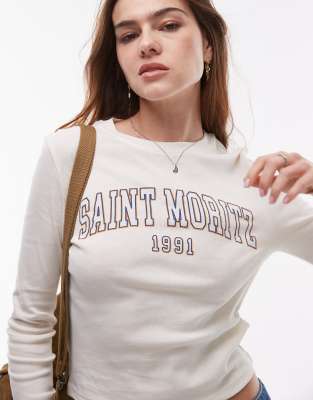 Topshop - Langärmliges, knapp geschnittenes T-Shirt in Elfenbein mit „Saint Moritz"-Grafik-Weiß