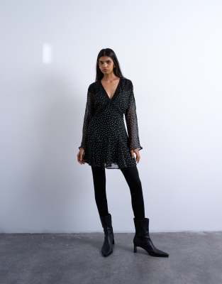 Topshop - Langärmliges kurzes Freizeitkleid in Schwarz mit weißem Punktemuster