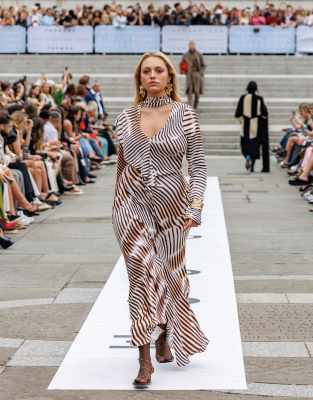 Topshop - Langärmliges Maxikleid mit abstrakten Streifen, Rüschen und Schaltuch-Wickeldetail-Bunt