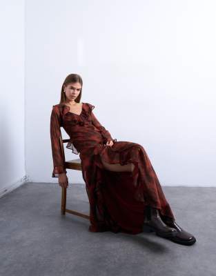 Topshop - Langärmliges Maxikleid mit Rüschen und verwischtem Blumenmuster in Rostrot-Brown