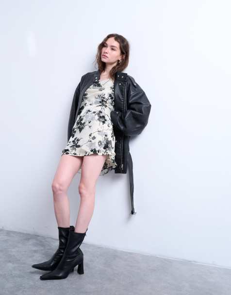 Topshop – Langärmliges Mini-Freizeitkleid in Schwarzweiß geblümt mit Wasserfallausschnitt - view 1