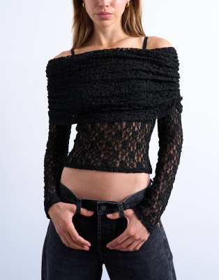 Topshop - Langärmliges Oberteil aus Spitze in Schwarz mit breit umgeschlagenem Carmen-Ausschnitt