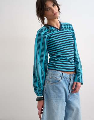 Topshop - Langärmliges Oberteil in Blau gestreift mit geraffter Passe-Gelb