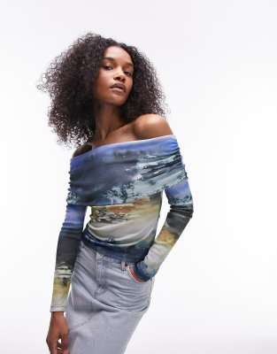 Topshop - Langärmliges Oberteil in Blau mit Carmen-Ausschnitt und abstraktem Blumenlandschaft-Print