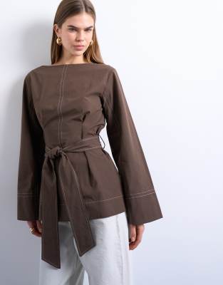 Topshop - Langärmliges Oberteil in Braun mit Bindegürtel und Kontrastnähten-Brown