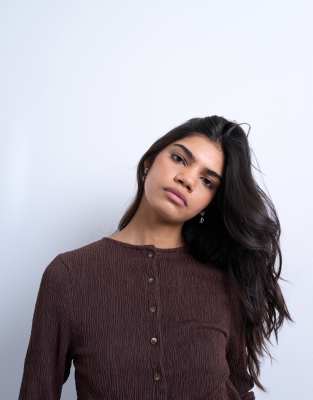 Topshop - Langärmliges Oberteil in Schokobraun mit Knitterstruktur und Knopfleiste-Brown