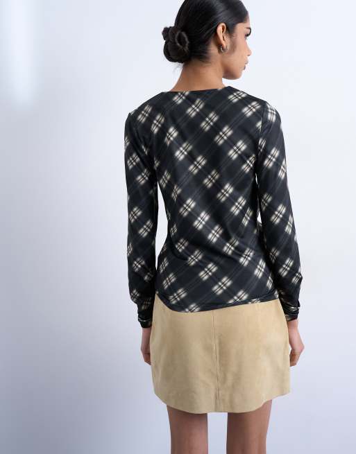Topshop – Langärmliges Oberteil in Schwarz mit asymmetrischem Design, Karomuster und Raffung, 3 von 4