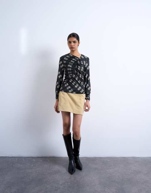 Topshop – Langärmliges Oberteil in Schwarz mit asymmetrischem Design, Karomuster und Raffung, 4 von 4