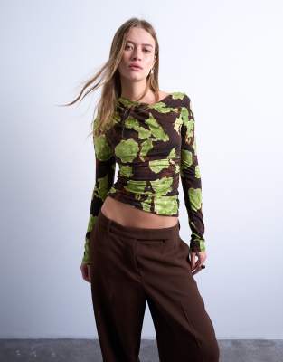 Topshop - Langärmliges Oberteil mit Blumenmuster in Grün und Braun und asymmetrischem U-Boot-Ausschnitt-Bunt