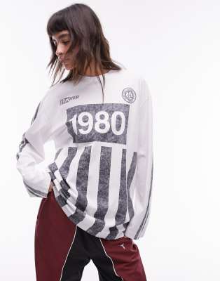 Topshop - Langärmliges, sportliches Skater-T-Shirt in Weiß mit „1980"-Grafikprint