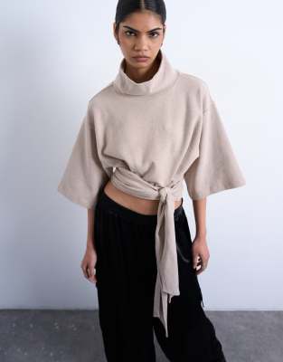 Topshop - Langärmliges, weiches Oberteil in Taupe mit Stehkragen und Taillenband-Neutral