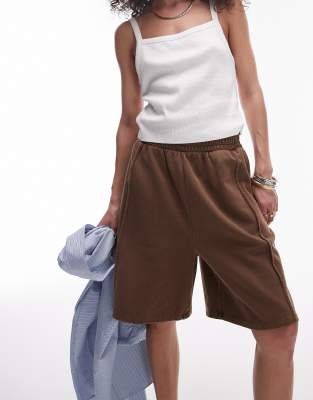 Topshop - Lange Shorts mit Acid-Waschung in Schokoladenbraun-Brown