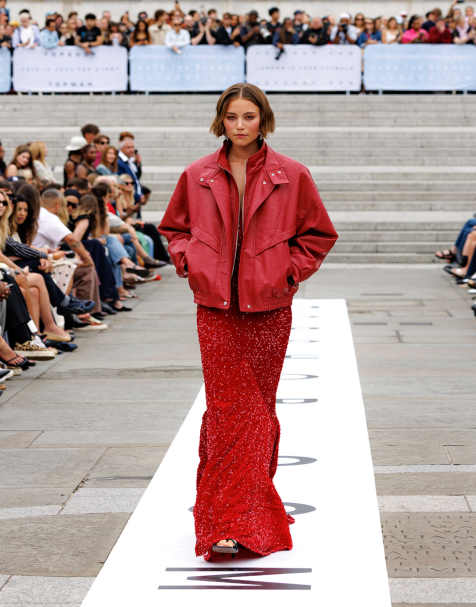 Topshop – Langes Maxi-Abendkleid aus rotem Samt mit tiefem Ausschnitt und Paillettenbesatz - view 1