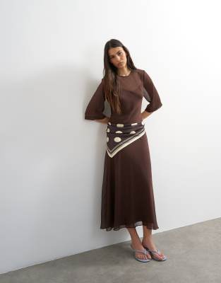 Topshop - Langes T-Shirt-Kleid aus Chiffon in Schokobraun mit geschwungenem Bund-Brown