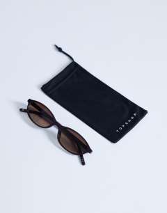 Model wearing Lanzarote oval sunglasses in burgundy