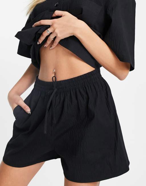 Topshop – Lässige Laufshorts in Schwarz im Knitter-Look, Kombiteil