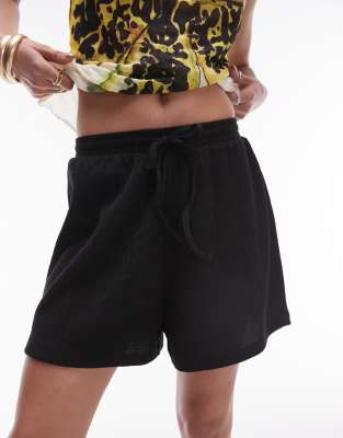 Topshop - Lässige Shorts in Schwarz mit Knitterstruktur und Tunnelzug