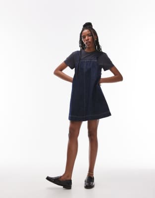 Topshop - Latzkleid aus Denim in unbehandeltem Indigoblau mit Knopfdetails