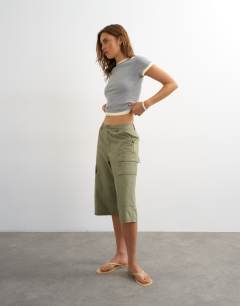 Model wearing Layered short sleeve fitted tee in grey & yellow