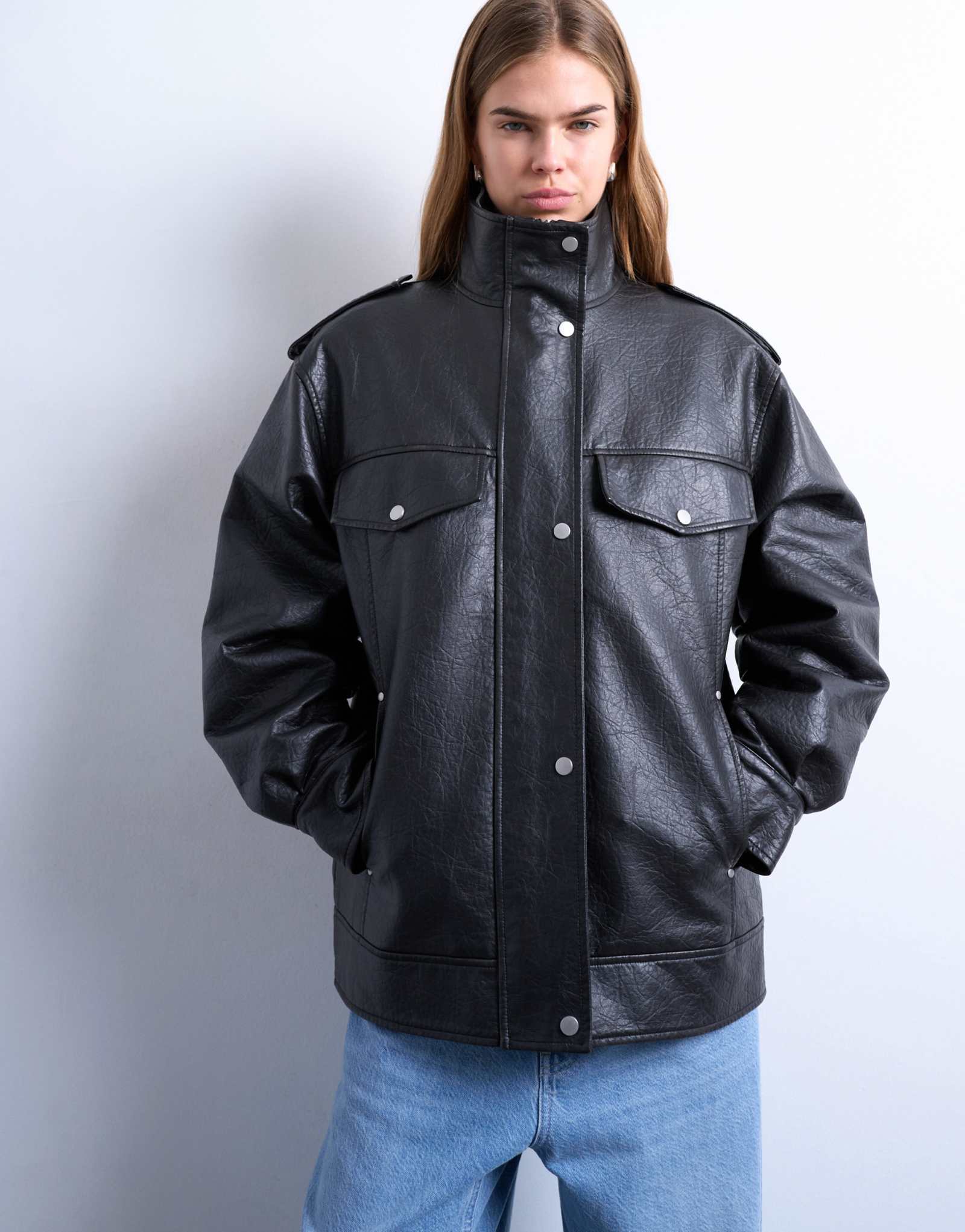 Черная куртка на молнии с воронкообразным вырезом и объемной отделкой из кожи Topshop leather look черного цвета