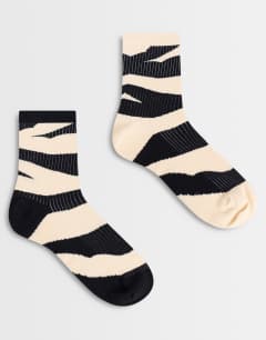 Leo 2 pack zebra print socks in black and white