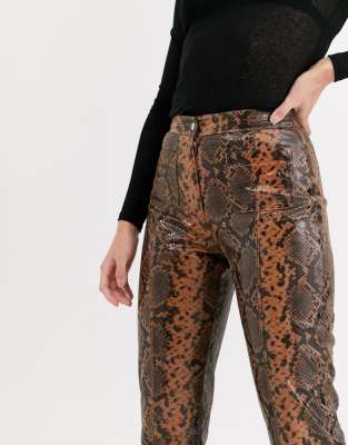 Topshop - Leren broek met split vooraan en slangenprint | ASOS