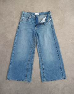 Model wearing Light weight wide crop jean in bleach