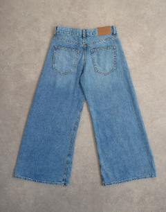Model wearing Light weight wide crop jean in bleach