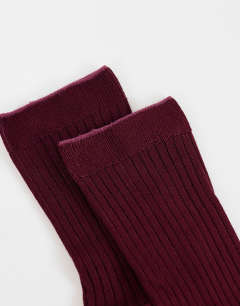 Model wearing Lillie ribbed socks in burgundy