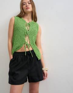 Model wearing Linen A line short in black