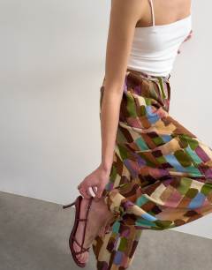 Model wearing Linen abstract print cargo in brown