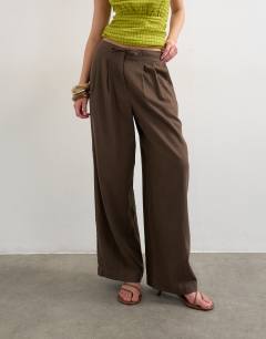 Model wearing Linen balloon trouser with tie waist in chocolate