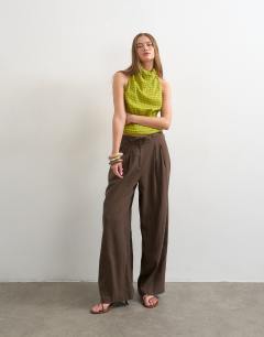 Model wearing Linen balloon trouser with tie waist in chocolate