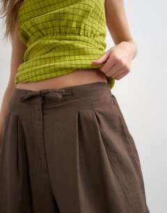 Model wearing Linen balloon trouser with tie waist in chocolate