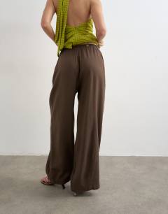 Model wearing Linen balloon trouser with tie waist in chocolate