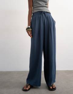 Model wearing Linen balloon trouser with tie waist in slate