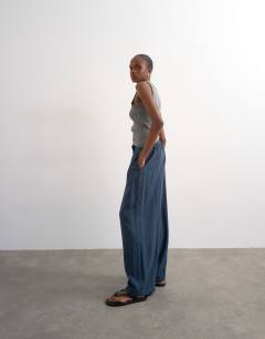 Model wearing Linen balloon trouser with tie waist in slate