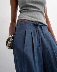 Model wearing Linen balloon trouser with tie waist in slate