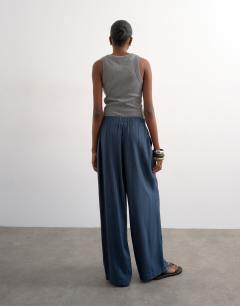 Model wearing Linen balloon trouser with tie waist in slate