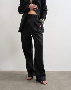 Model wearing Linen barrel leg trouser in black