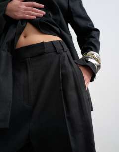 Model wearing Linen barrel leg trouser in black
