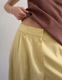 Model wearing Linen barrel leg trouser in buttermilk