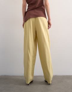 Model wearing Linen barrel leg trouser in buttermilk