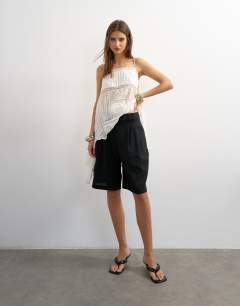 Model wearing Linen bermuda short in black